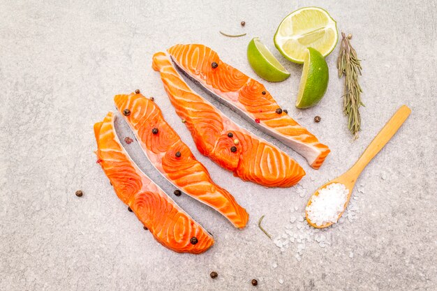 Pedaços de salmão cru com mistura de limão, alecrim, sal marinho e pimenta