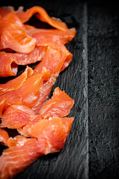 Pedaços de salmão salgado em uma placa de pedra