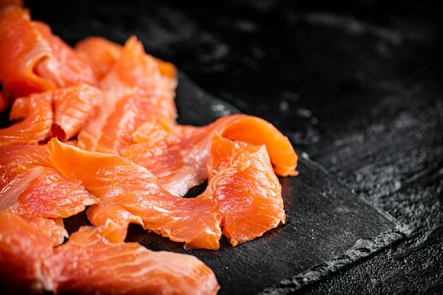 Pedaços de salmão salgado em uma placa de pedra