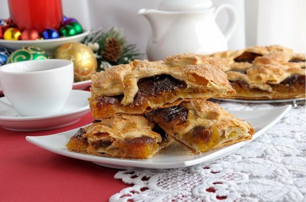 Pedaços de strudel recheado com maçãs e geléia