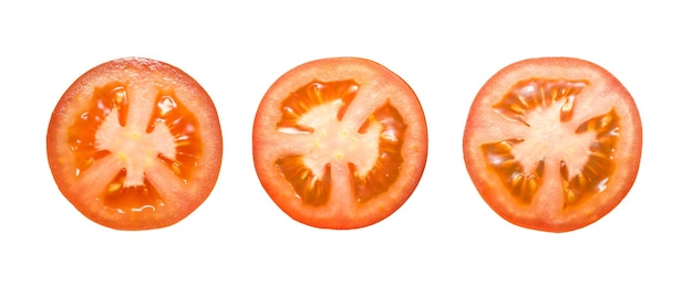 Pedaços de tomate fatiado isolado em branco