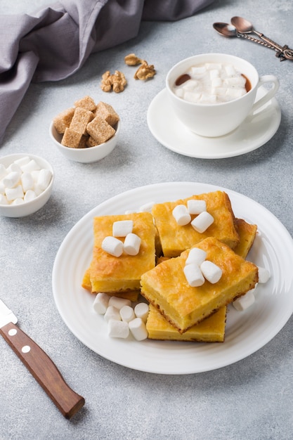 Pedaços de torta de abóbora deliciosa com marshmallow e nozes em um prato