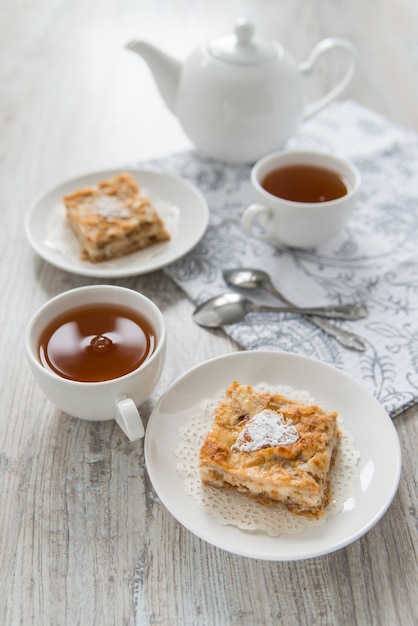 Pedaços de torta de maçã com xícaras de chá