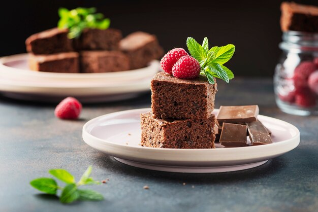 Pedaços de um bolo de chocolate