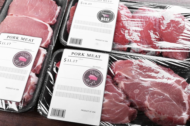 Pedaços embalados de carne de porco e carne bovina fecham