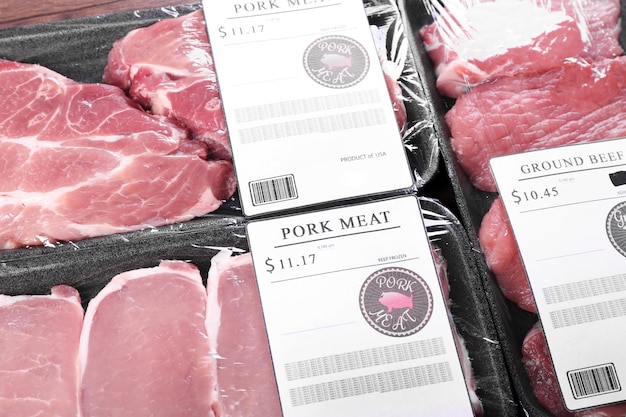 Pedaços embalados de carne de porco e carne bovina fecham
