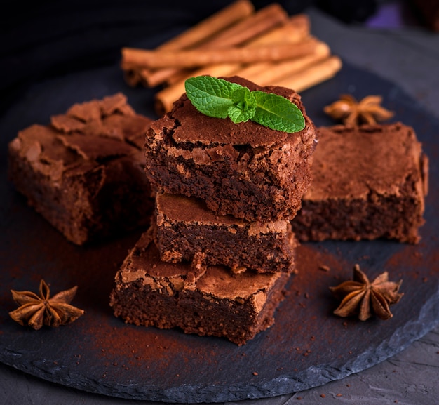 Pedaços quadrados de bolo de chocolate assado