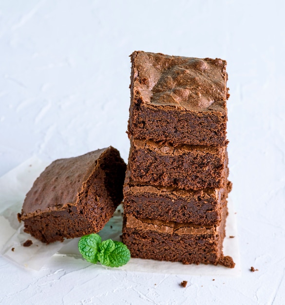 Pedaços quadrados de brownies empilhados em uma pilha