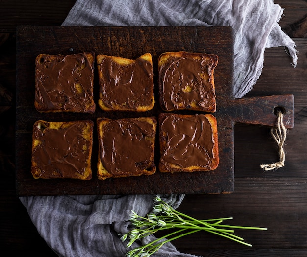 Pedaços quadrados de pão branco frito com chocolate