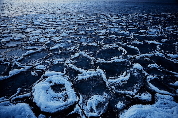 pedaços redondos de gelo marinho congelado, fundo do oceano clima de inverno costa