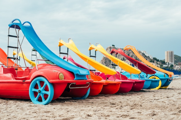 Pedalos coloridos en la arena de la playa