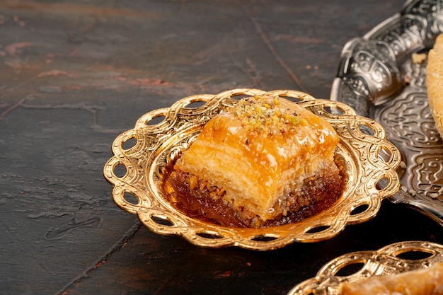 Pedazo de baklava turco en placa árabe dorada
