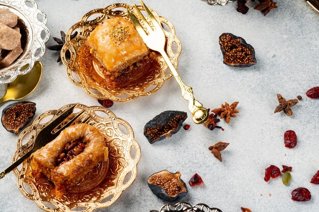 Pedazo de baklava turco en placa árabe dorada