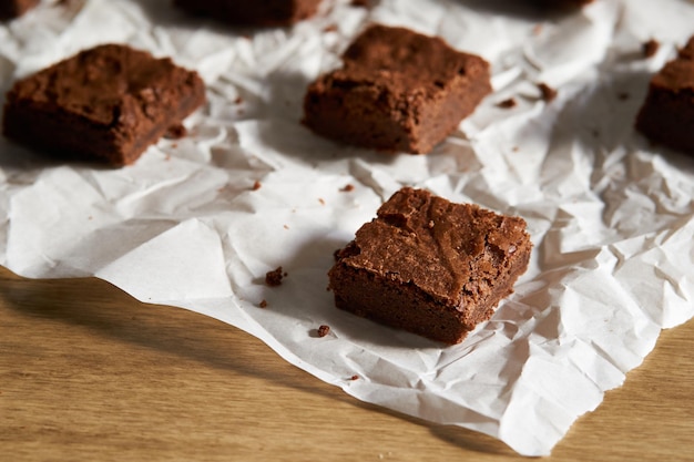 Foto pedazo de bizcocho de chocolate en la servilleta blanca