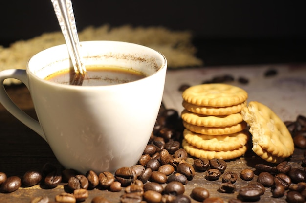 Pedazo de bizcocho con crema y taza de café