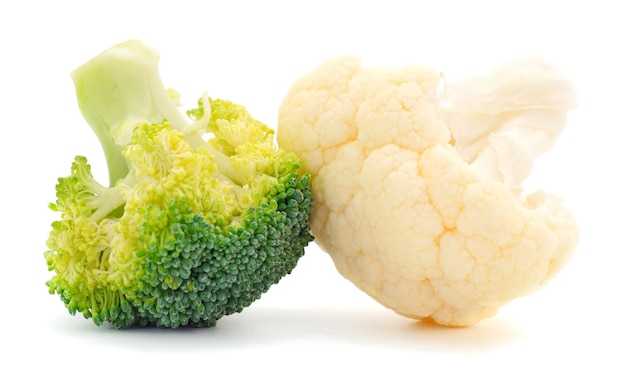 Pedazo de brócoli maduro fresco y col de coliflor