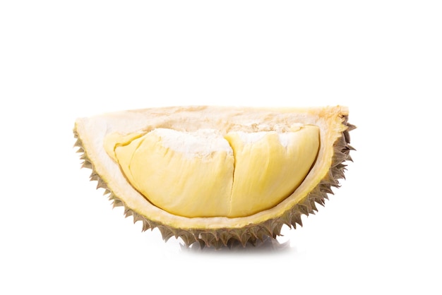 Pedazo de cáscara de fruta Durian aislado en blanco