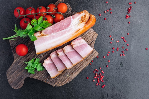 Pedazo de cerdo tocino fresco grasa con bocadillo de harina de carne en la mesa copia espacio comida