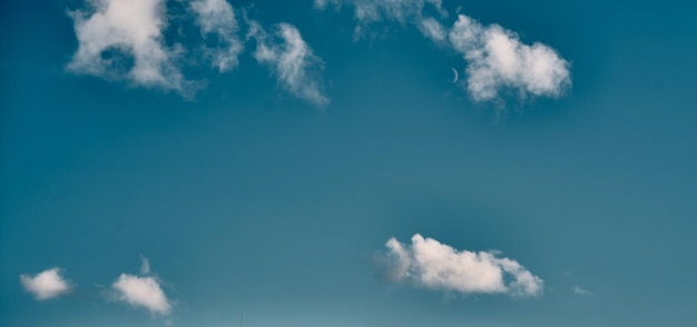 Un pedazo de un cielo azul con muchas nubes alrededor del paisaje nublado del mediodía en el cielo de verano