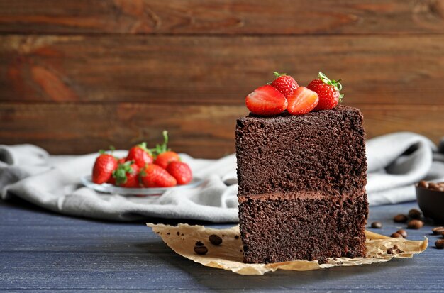 Pedazo de delicioso pastel de chocolate en la mesa