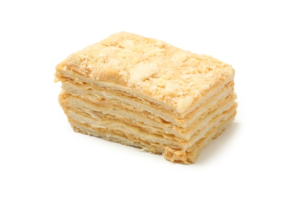 Pedazo de delicioso pastel de Napoleón aislado en blanco