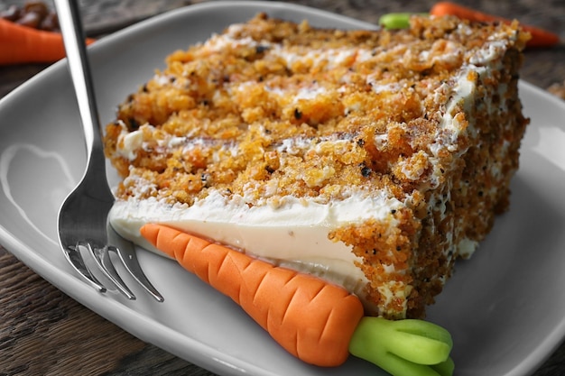 Foto pedazo de delicioso pastel de zanahoria y tenedor en plato