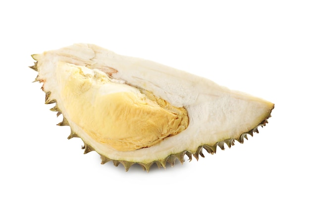 Pedazo de durian maduro fresco aislado en blanco