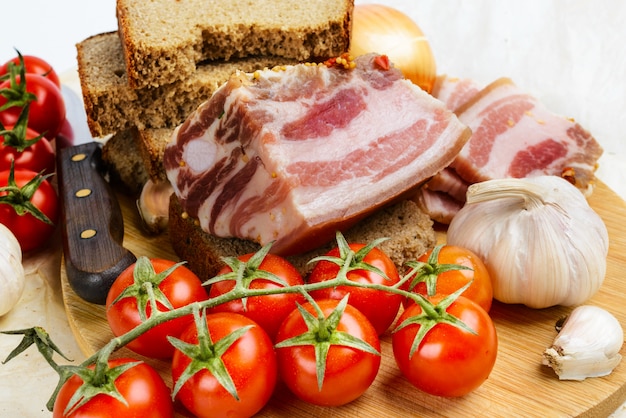 Pedazo de grasa de cerdo salada con verduras