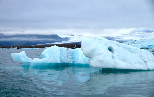 Pedazo de hielo azul