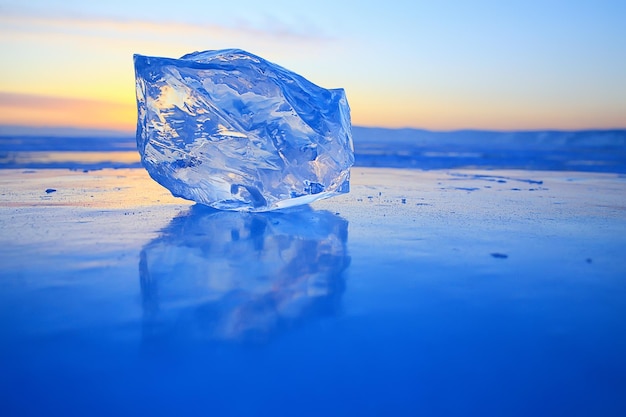pedazo de hielo baikal sobre hielo, naturaleza temporada de invierno agua cristalina transparente al aire libre