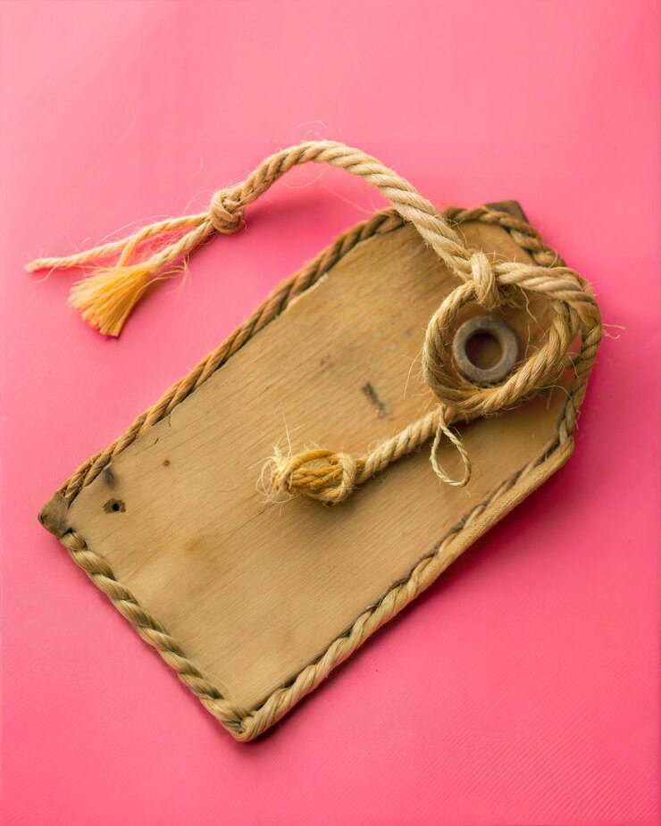 Foto un pedazo de madera con una cuerda y una cuerda en él