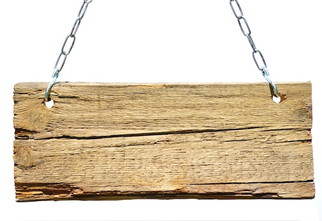 un pedazo de madera tiene una cadena que Wood firma