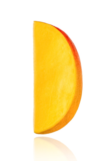 Pedazo de mango, rebanada, aislado sobre fondo blanco con sombra.