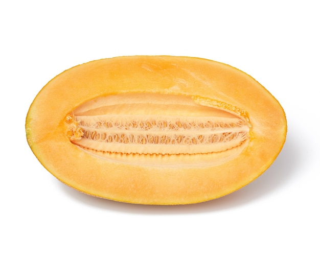 Pedazo de melón maduro con semillas, pulpa de naranja, fruta aislada en blanco