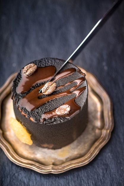 Foto un pedazo de mousse de chocolate cortado con un cuchillo vertical