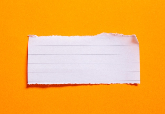 Foto un pedazo de papel con un borde rasgado que dice 'papel'