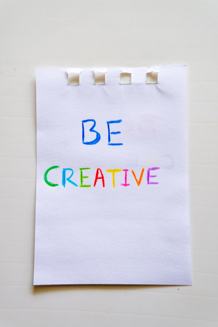 un pedazo de papel que dice ser creativo escrito en él