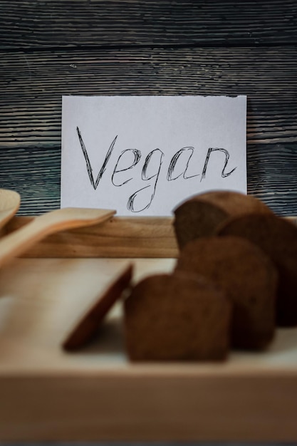 Foto un pedazo de papel que diga vegano.