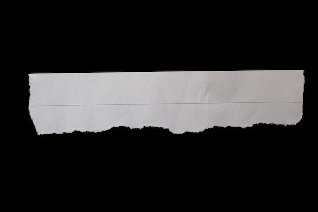 Pedazo de papel rasgado blanco aislado sobre fondo negro