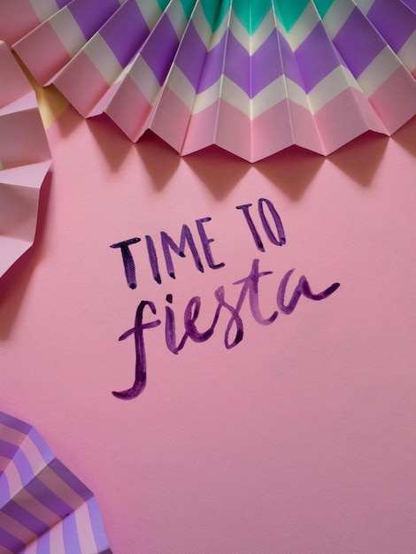un pedazo de papel rosa que dice que es hora de ir a una fiesta