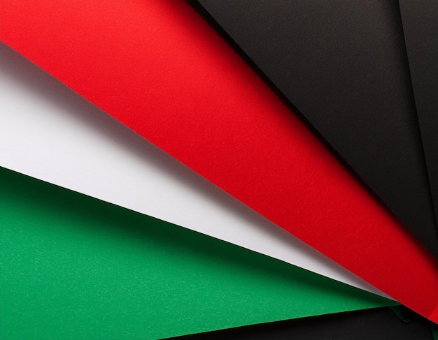 un pedazo de papel verde y rojo con un fondo rojo y negro