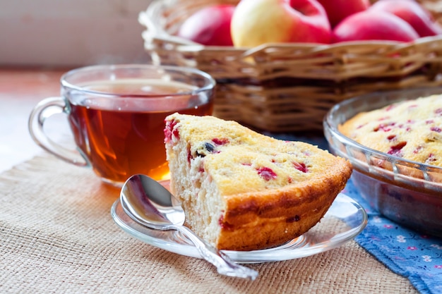 Pedazo de pastel de arándano casero en paté