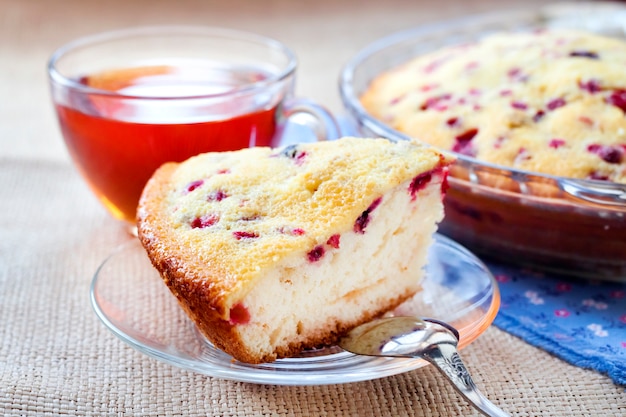 Pedazo de pastel de arándano casero en paté