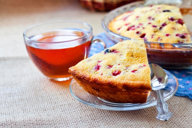 Pedazo de pastel de arándano casero en paté