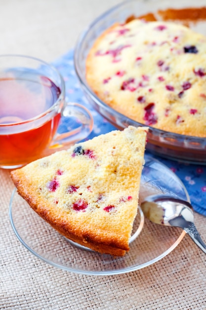 Pedazo de pastel de arándano casero en paté