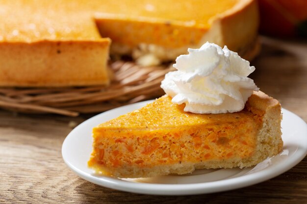 Un pedazo de pastel de calabaza con crema batida