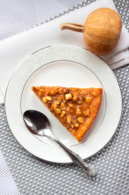 Pedazo de pastel de calabaza con nueces en un plato