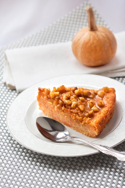 Pedazo de pastel de calabaza con nueces