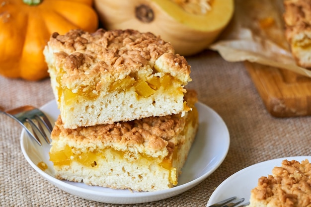 Pedazo de pastel de calabaza rallado en un plato blanco