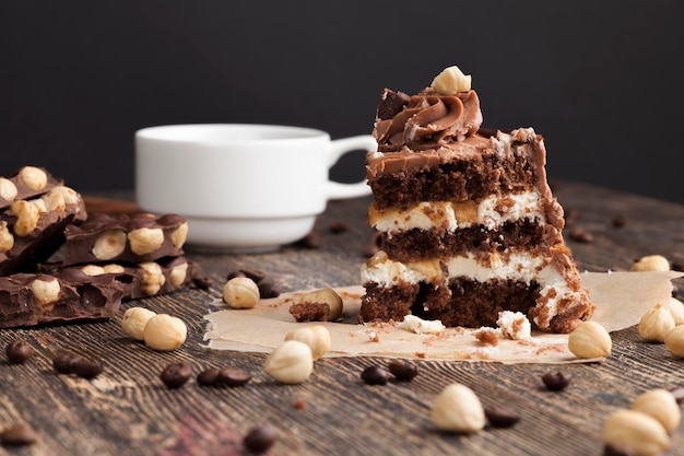 Pedazo de pastel en capas con nueces y caramelo